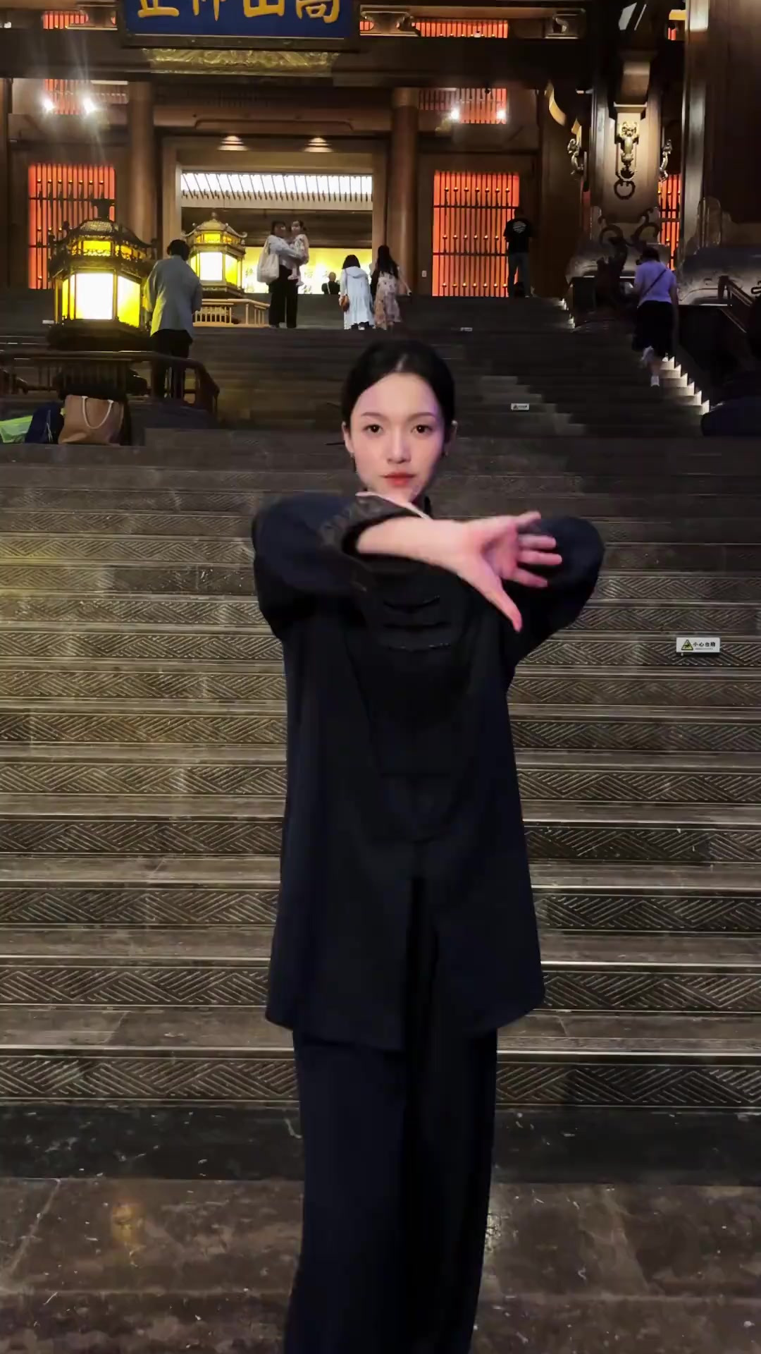 大家猜为什么这个动作叫卧鱼呢