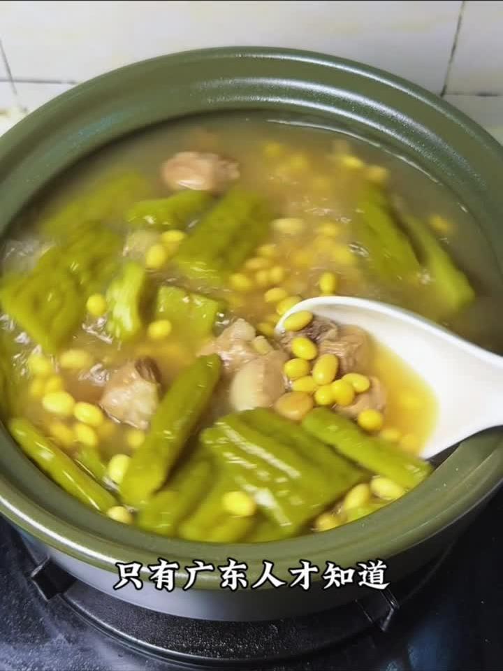 夏日必喝！苦瓜排骨汤，一口消暑回甘，清爽整个夏天