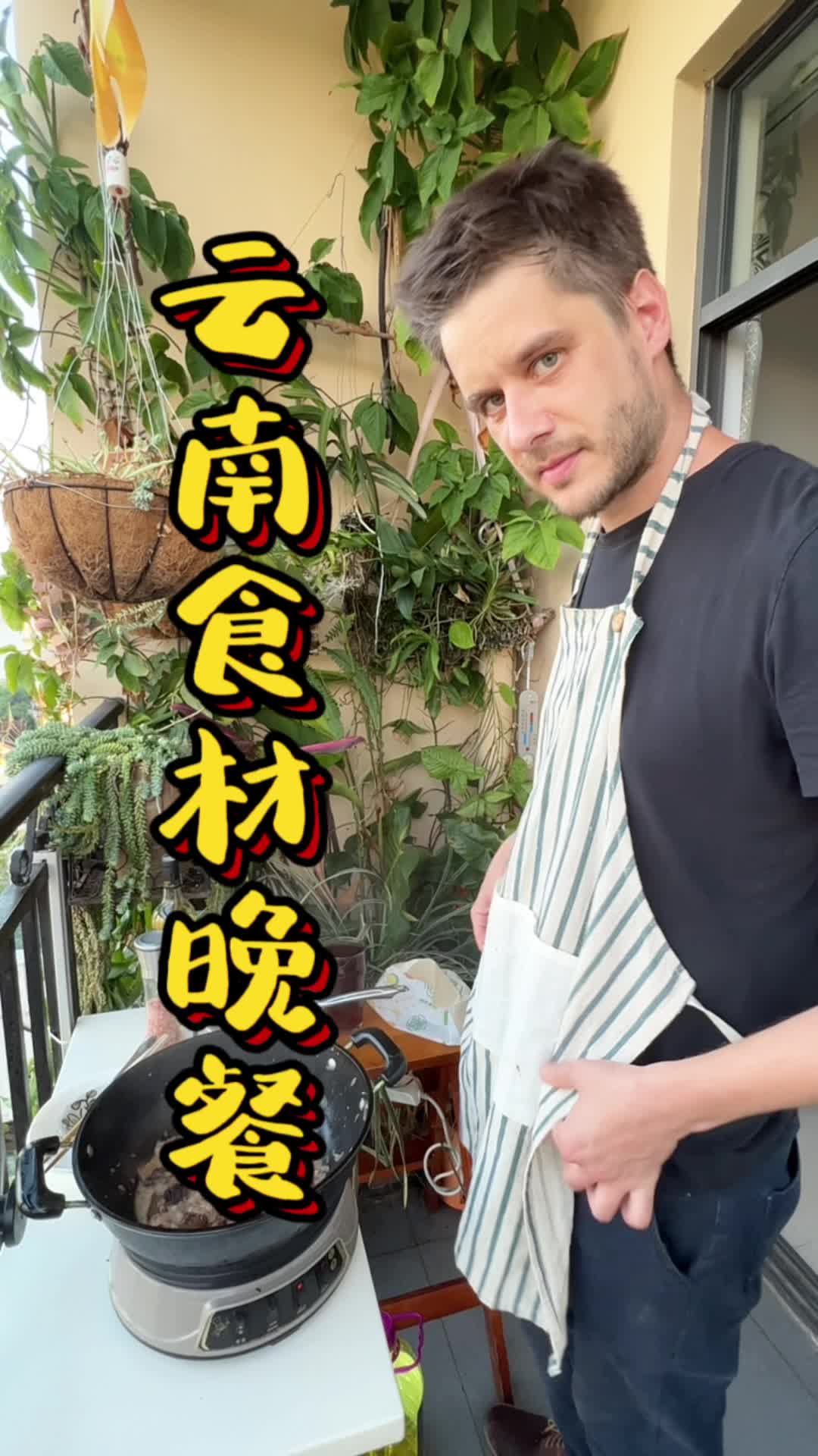 之前赶集淘到的新鲜当归，今天用它来炖了一锅云南土鸡汤！还有本地的羊肚菌炖鸡～太香了……