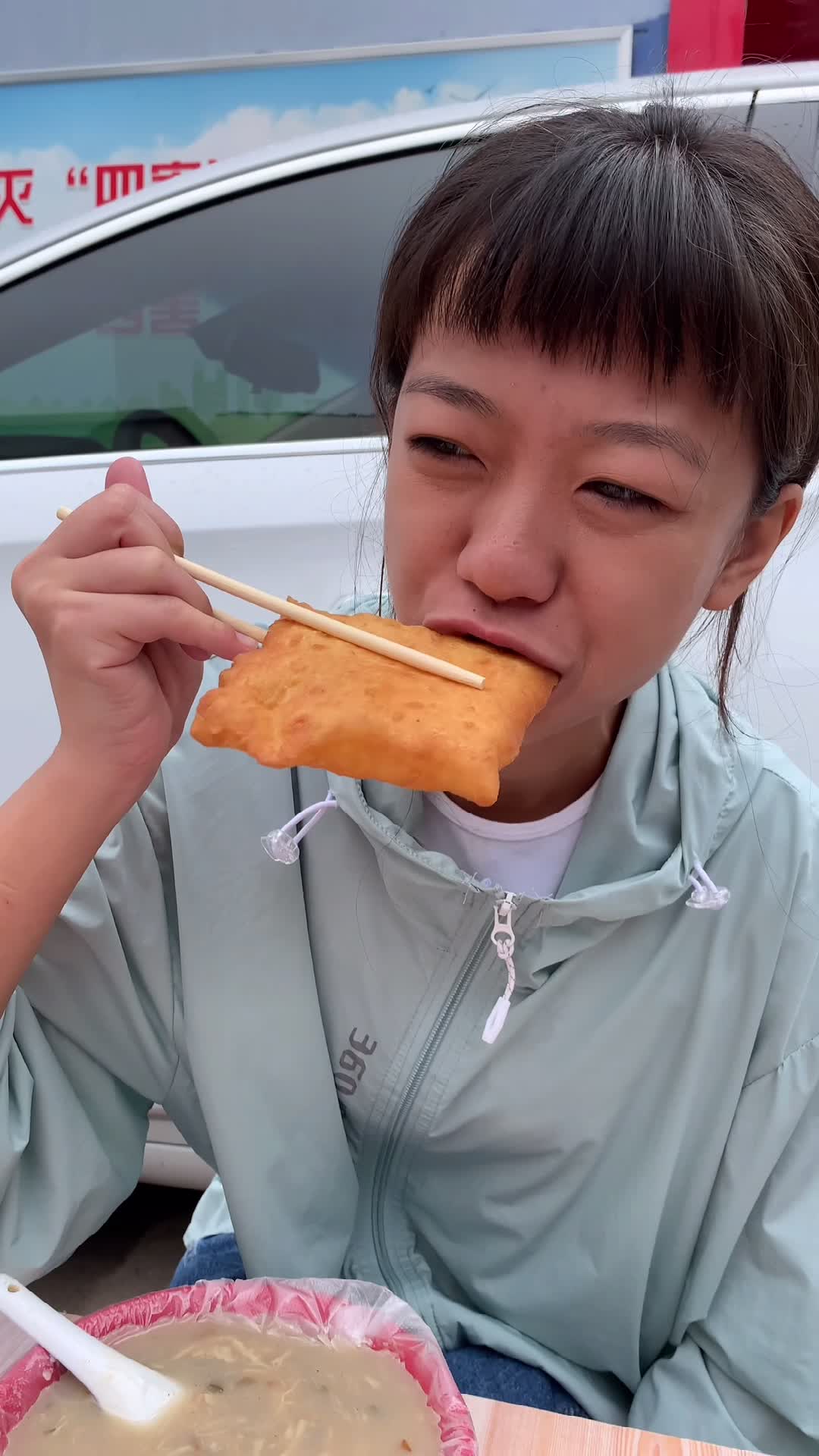 带台湾女生品尝濮阳早餐，白胡辣汤配鸡蛋布袋，吃起来好神秘！