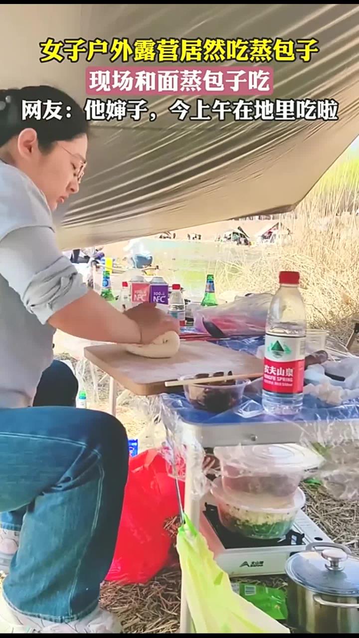 女子户外露营居然吃蒸包子,现场和面蒸包子吃,网友:他婶子,今