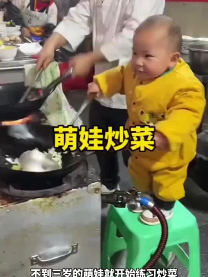 萌娃化身小厨师，翻锅炒菜架势十足
