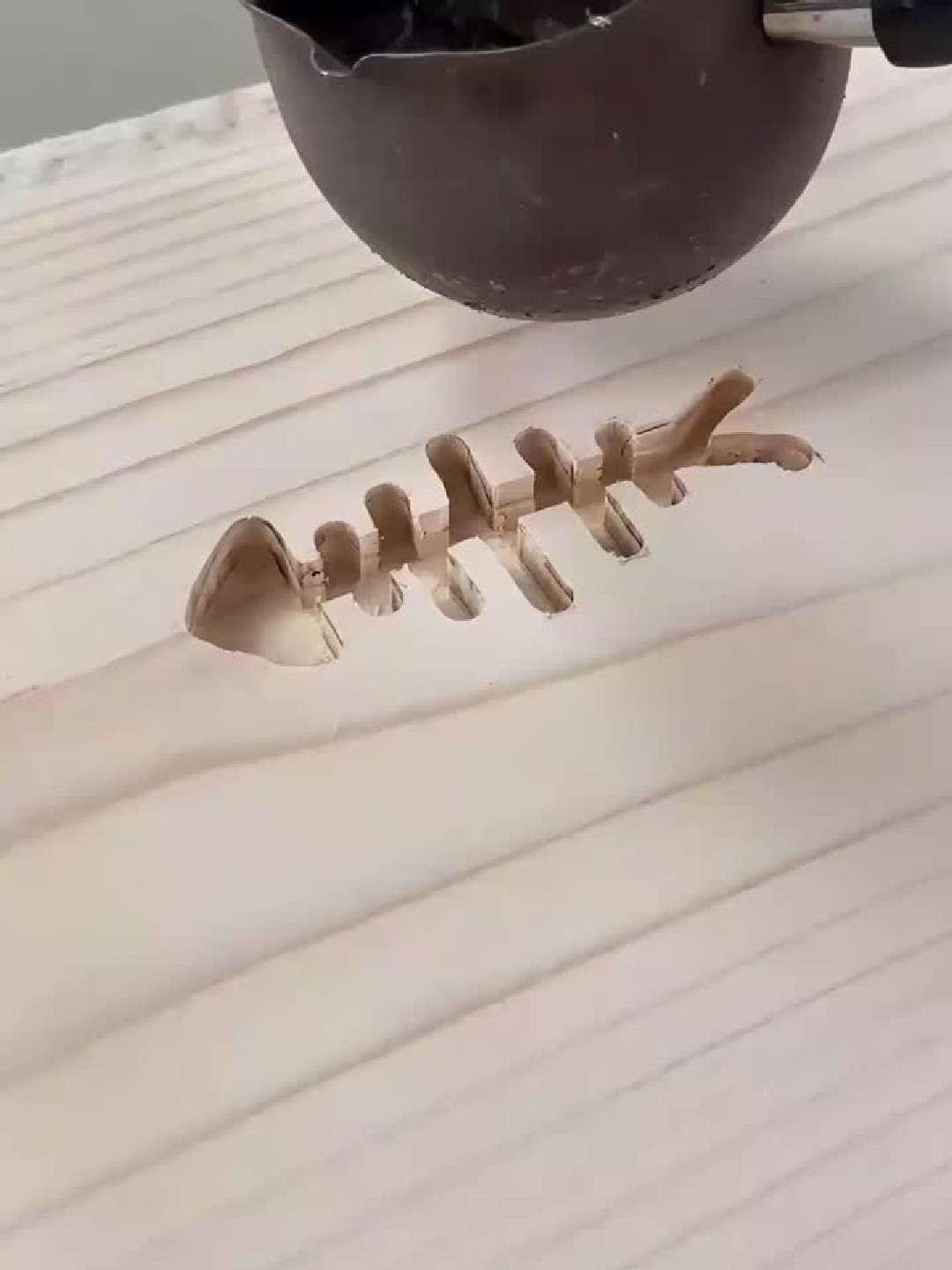 如何在10万元昂贵的桌子上制作一个鱼骨logo?