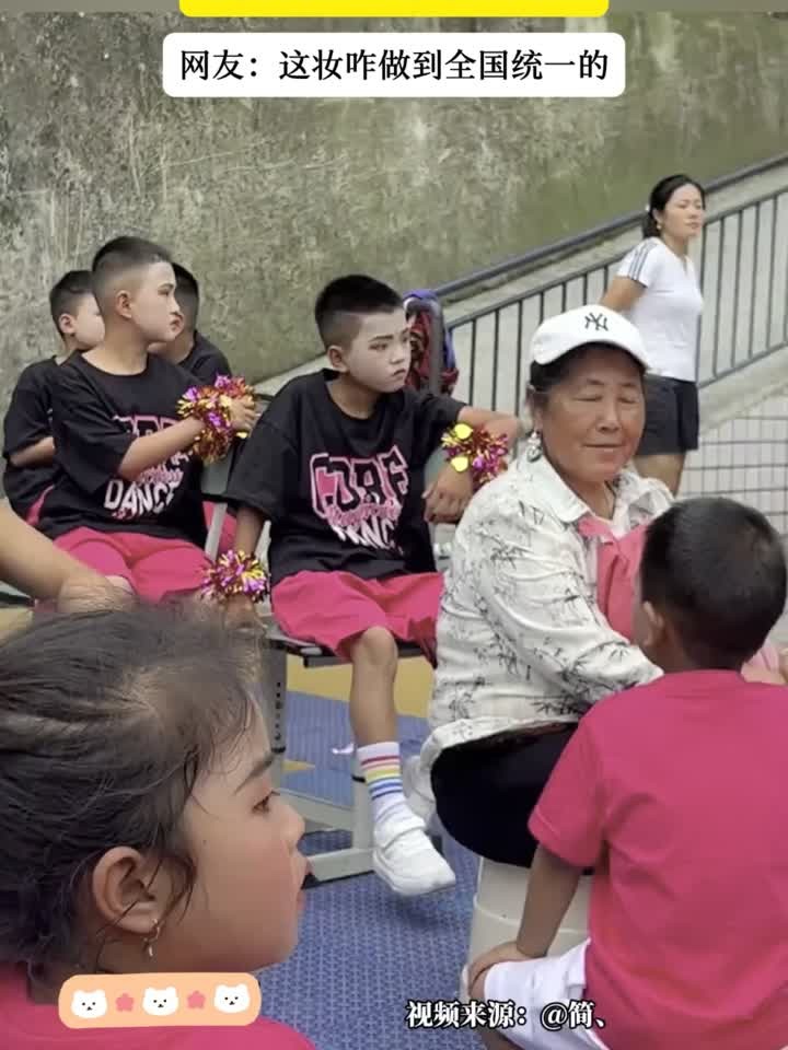 小学生六一表演妆容，每个男孩子脸上都写满了困惑