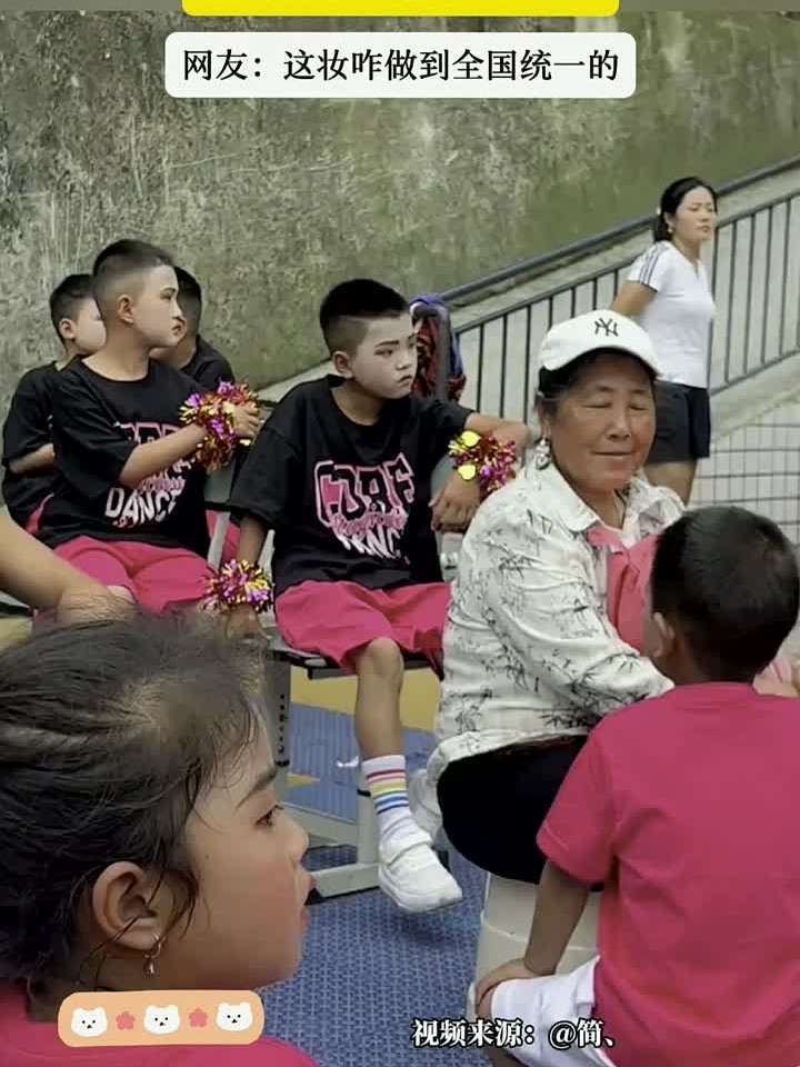 小学生六一表演妆容,每个男孩子脸上都写满了困惑