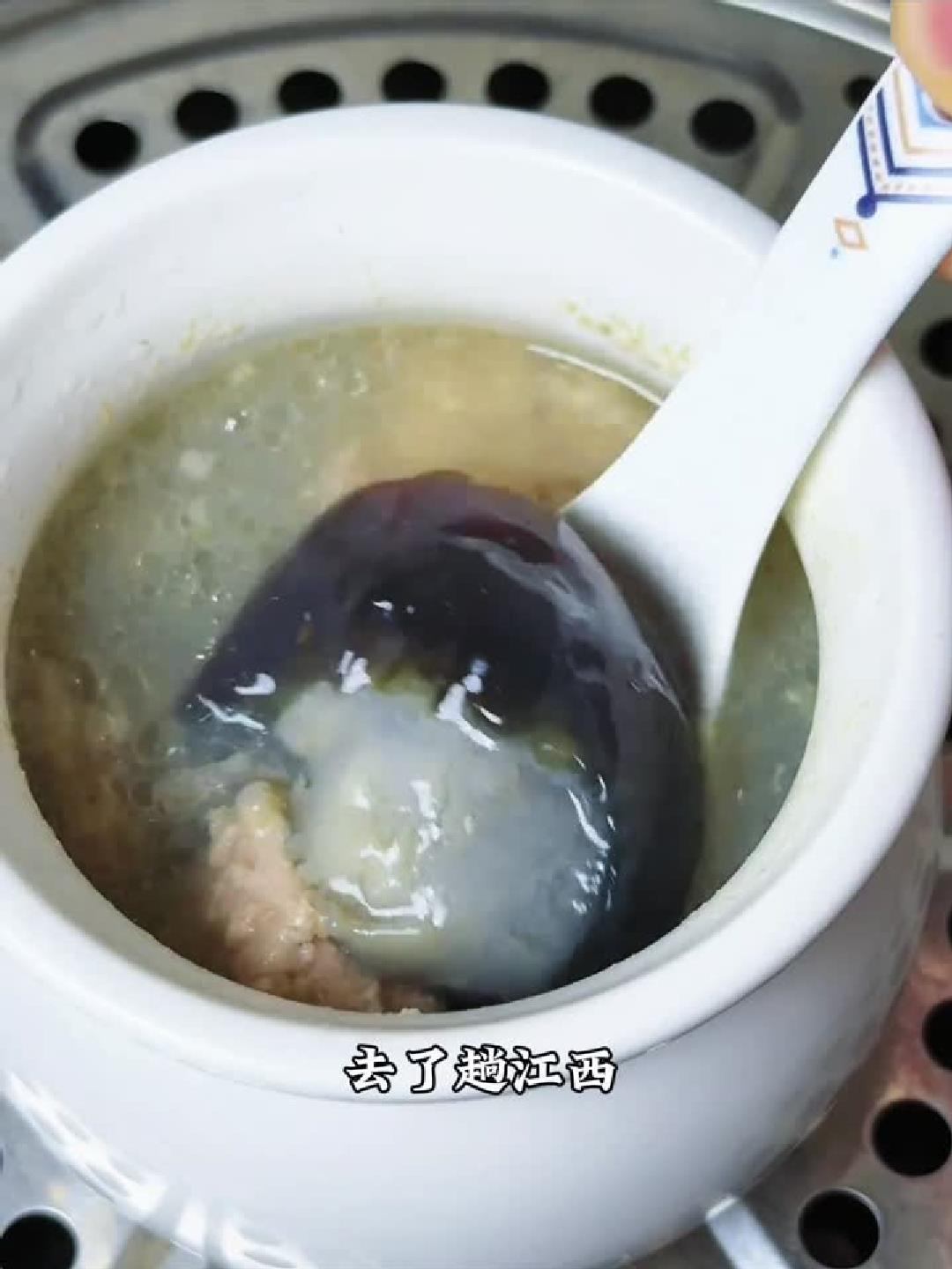 养生密码揭晓:皮蛋肉饼瓦罐汤,滋补又美味!