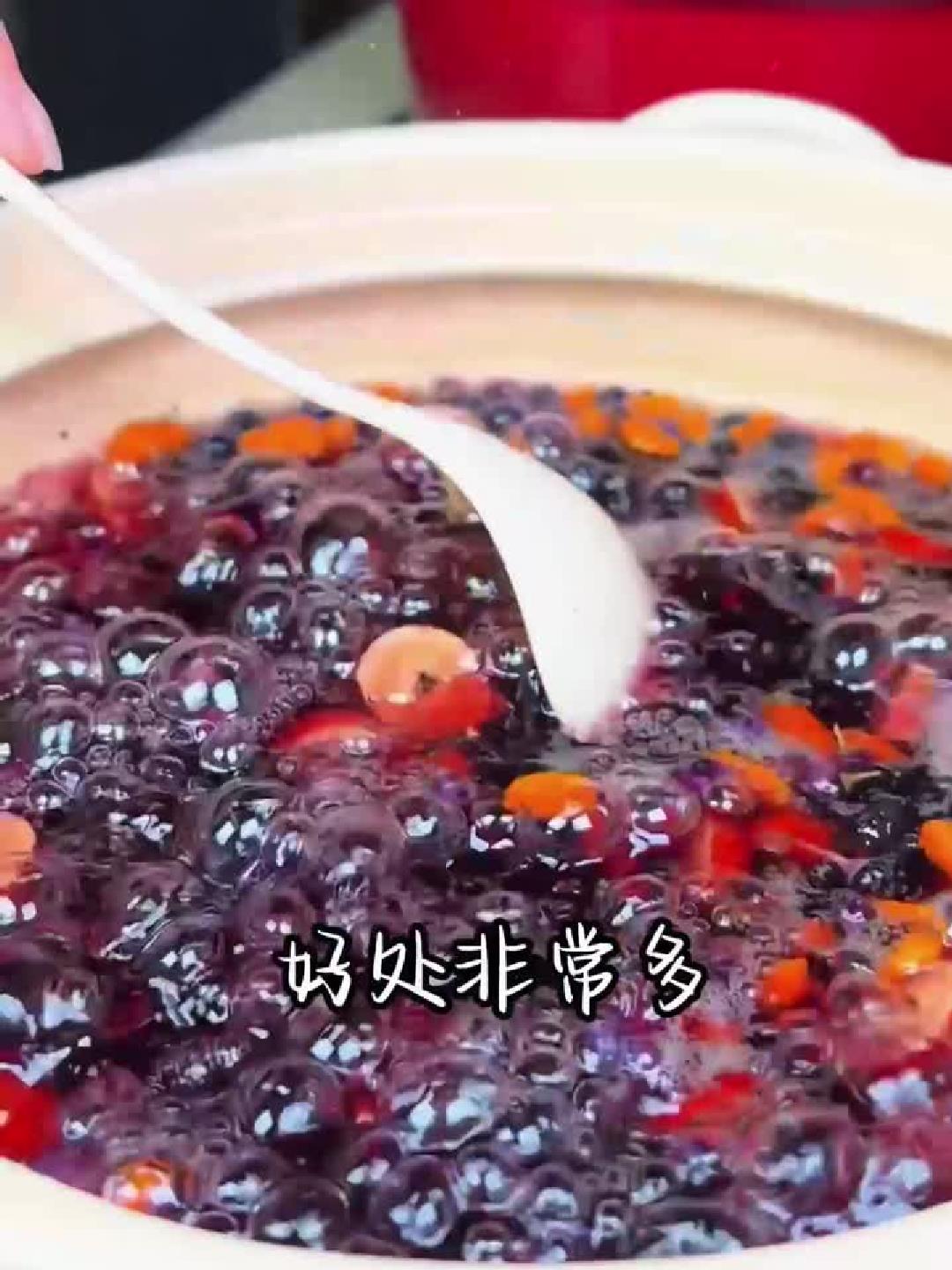 一碗银耳雪梨汤,胜过昂贵保健品!揭秘其润肺养颜的强大功效