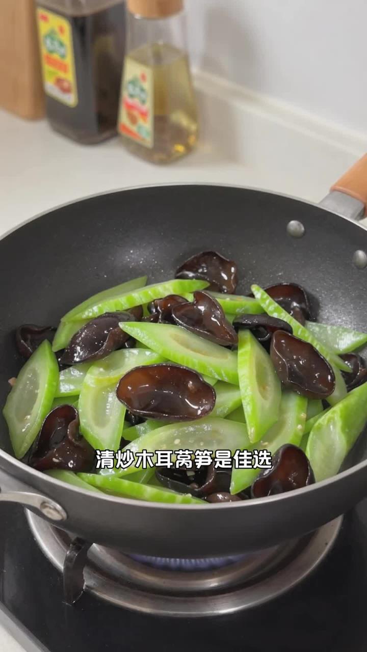 常吃清炒木耳莴笋,清热平肝补纤维,日常饮食更显均衡