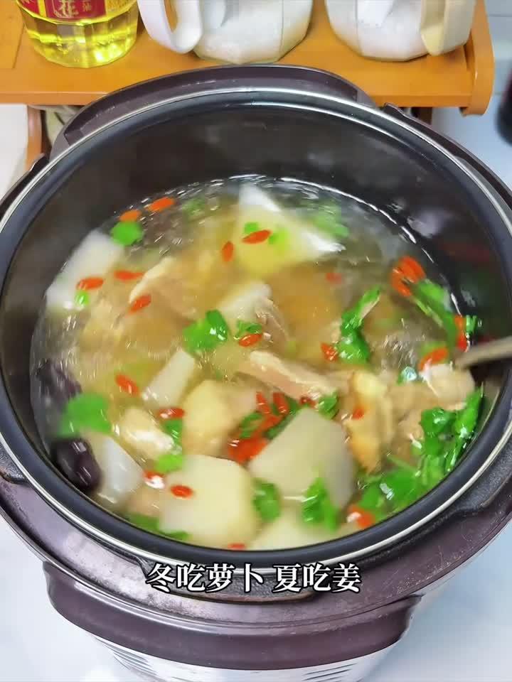 冬日暖身首选：羊肋排萝卜汤，滋补又暖心！