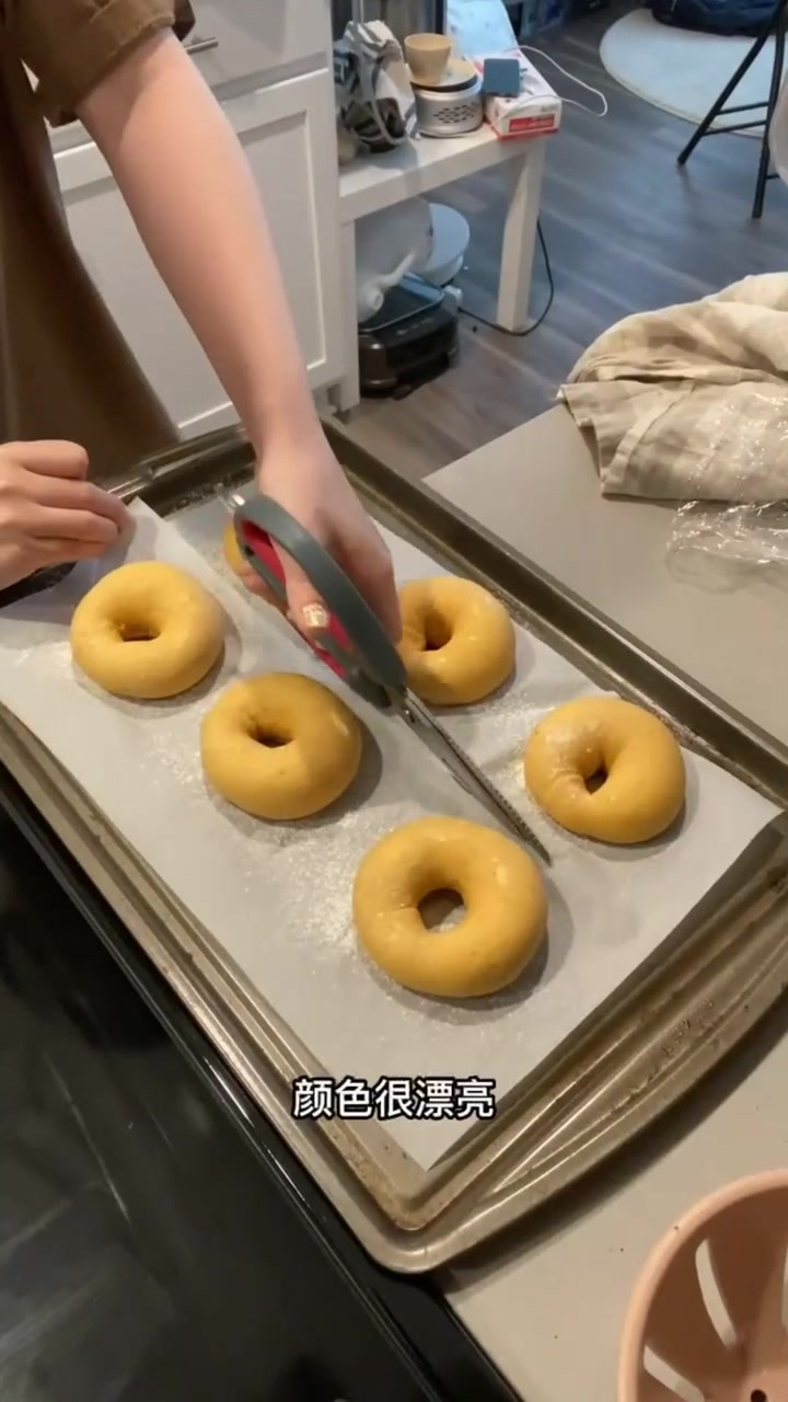 这次烤的是南瓜贝果做成了鸡肉三明治!