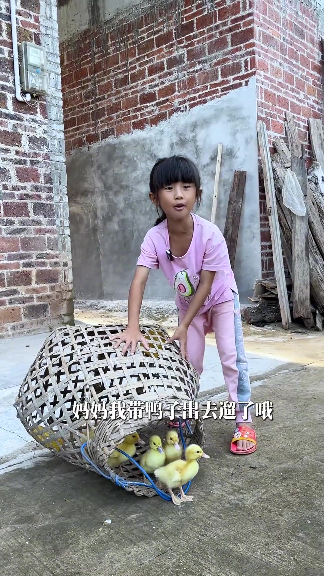 小黄鸭实在是太萌太可爱了,让孩子爱不释手,今天给孩子做的南瓜饼也很软糯香甜