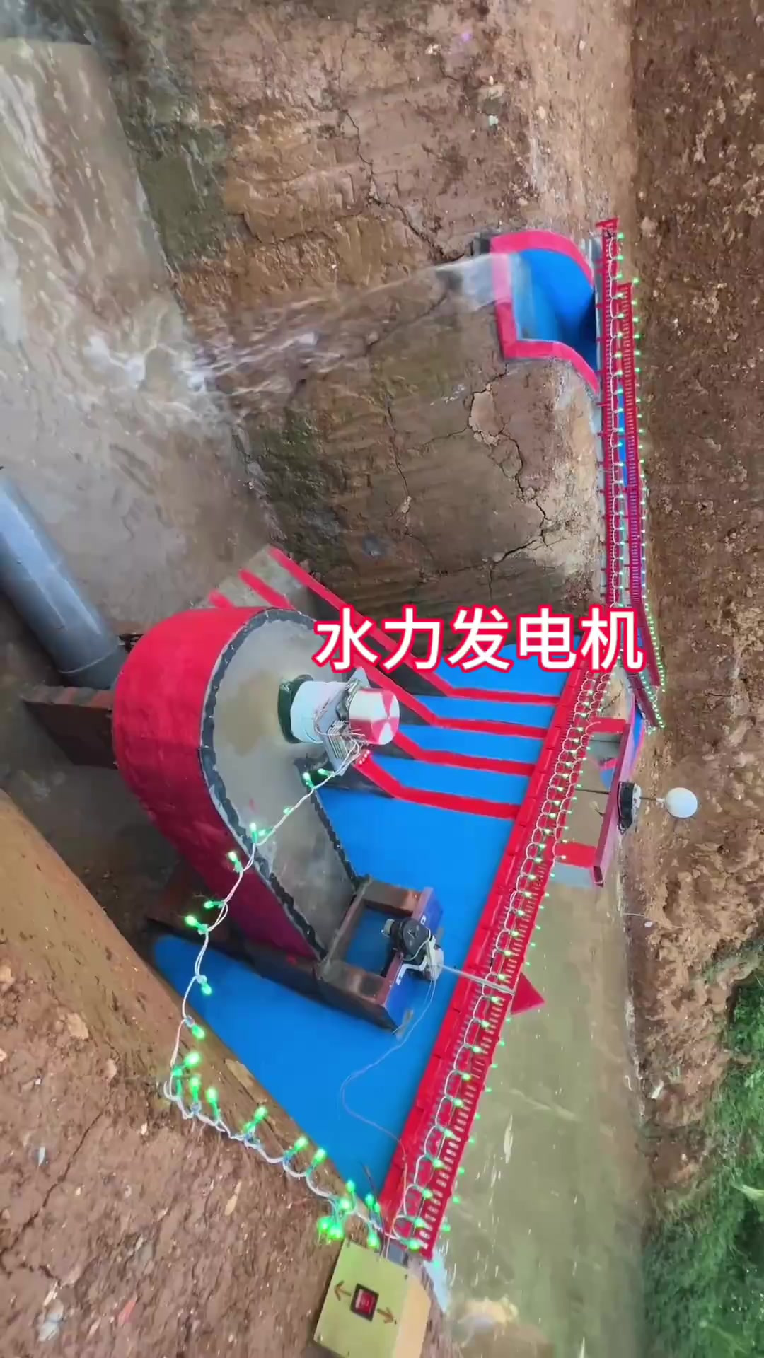 太厉害了，小伙在村口里修建水力发电站，可以免费提供给村里用