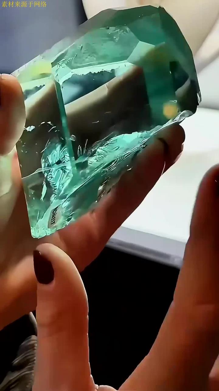 当看到这样美丽的石头时，不得不感叹大自然的鬼斧神工