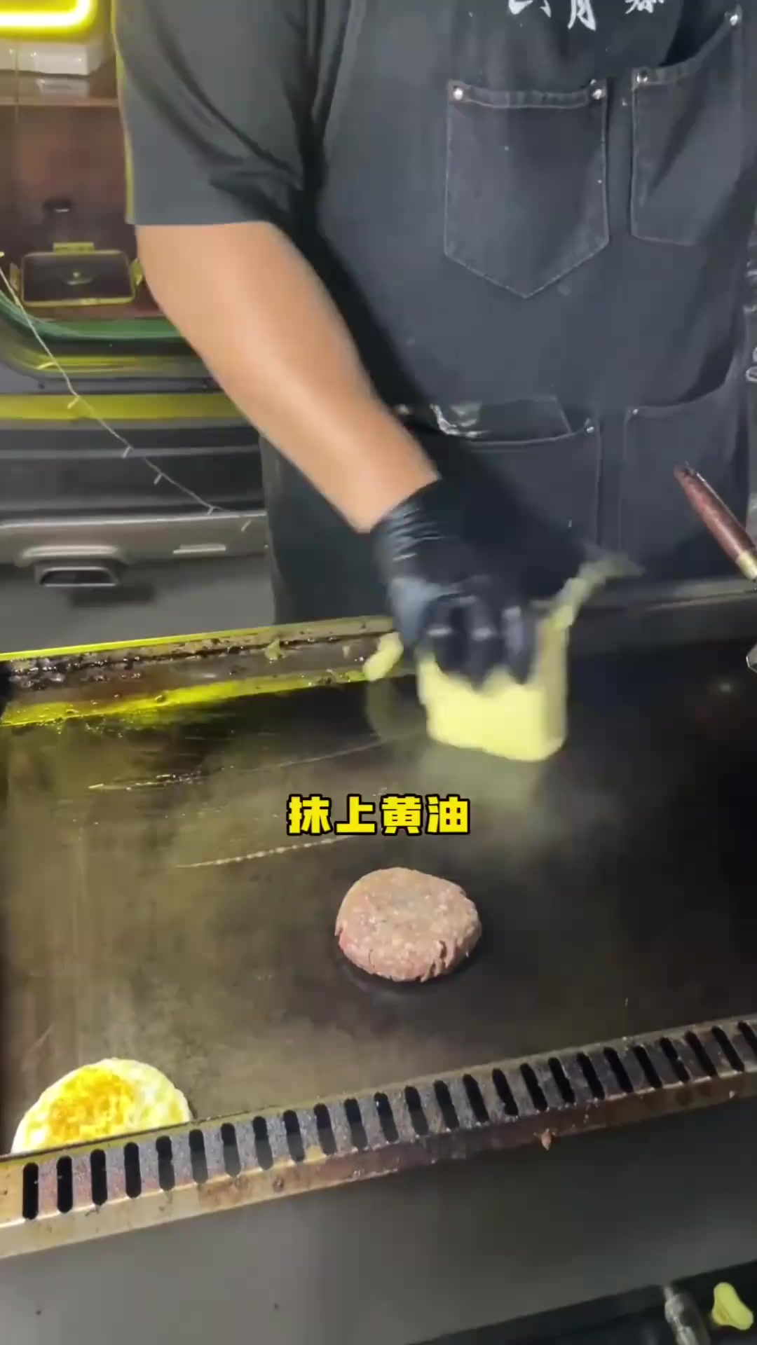 手作牛肉汉堡，包纸袋上的卡通和老板一模一样有点可爱