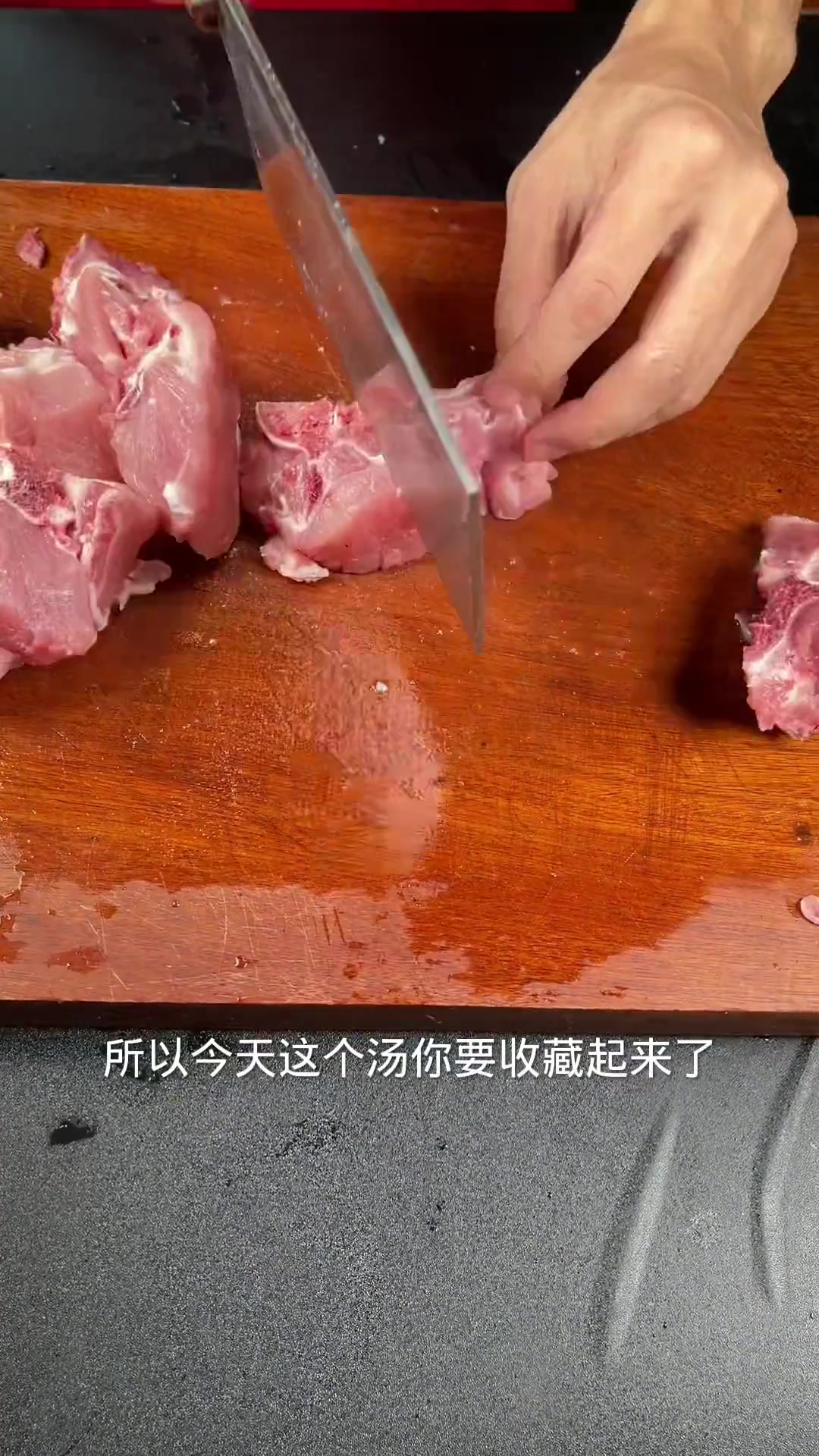 猪龙骨搭配鲜笋和裙带菜来熬汤喝，清甜解渴，一家大小都可以喝