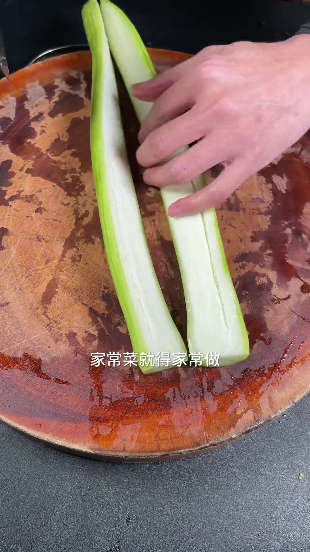 这个季节的丝瓜很嫩，用来炒鸡蛋就更美味了，大人小孩都爱吃