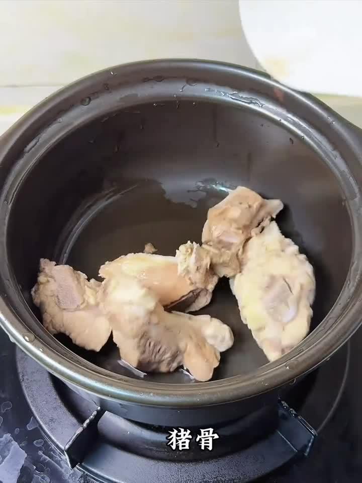 盛夏消暑汤!广东人珍藏的鸡骨草煲汤秘方,养生功效全揭晓