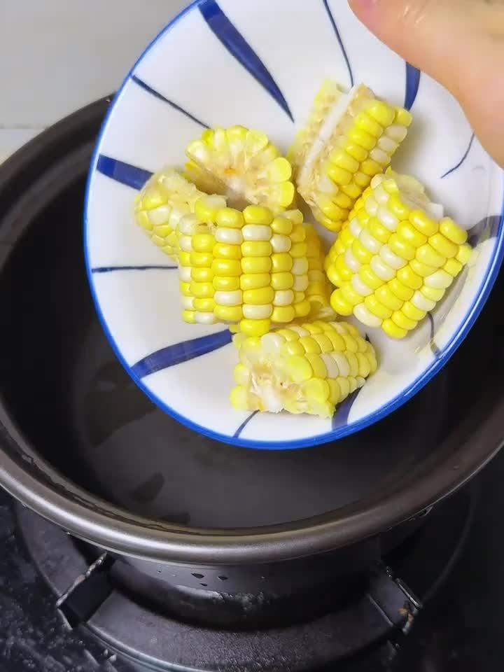 健脾又开胃!清甜马蹄玉米排骨汤,孩子抢着喝