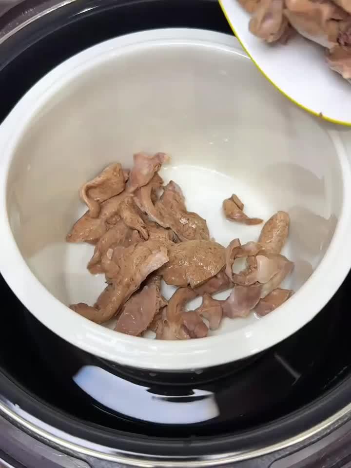 莲子百合炖猪心,养心安神广东汤,养生秘诀全揭秘!