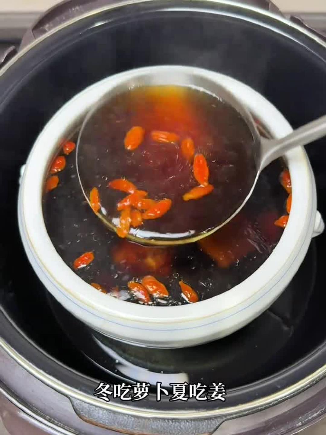 炖猪尾90分钟,熟地添香,汤浓胶质满溢!