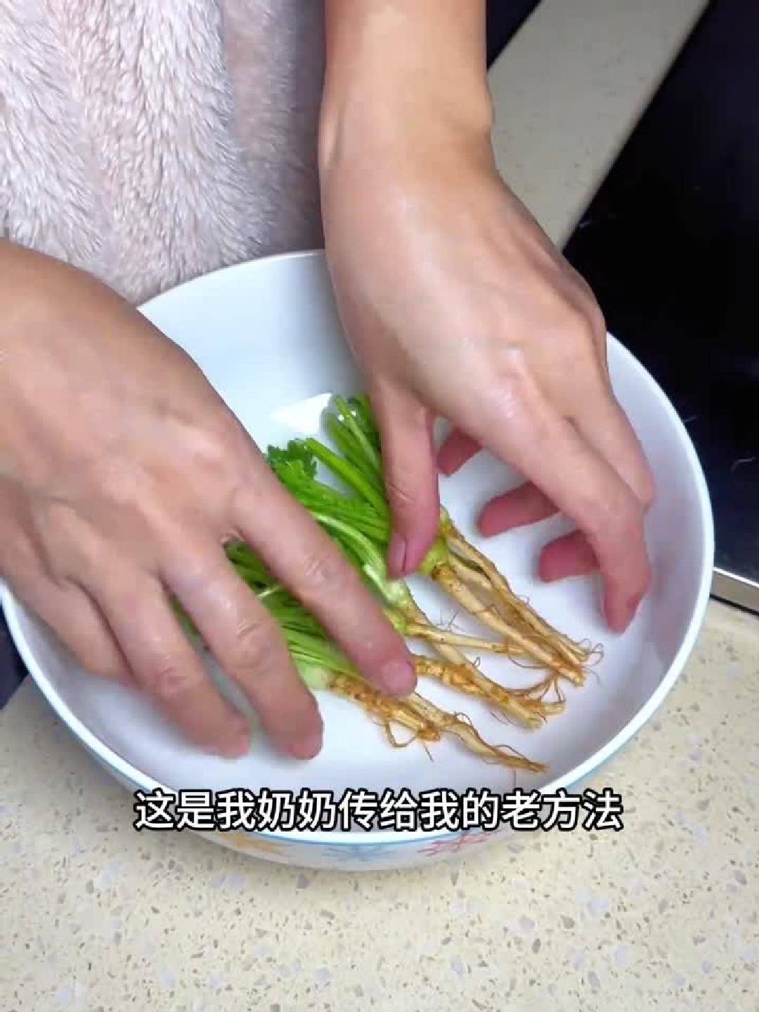 香菜根煮水养生妙用多,效果令人惊喜!