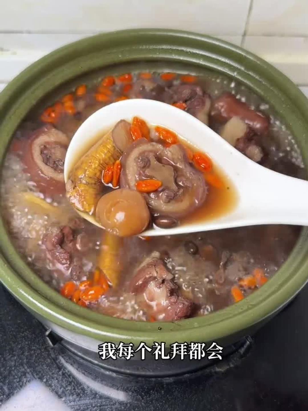 鲜香浓郁!连喝三碗都不过瘾的黑豆猪尾汤,滋补养人暖身心