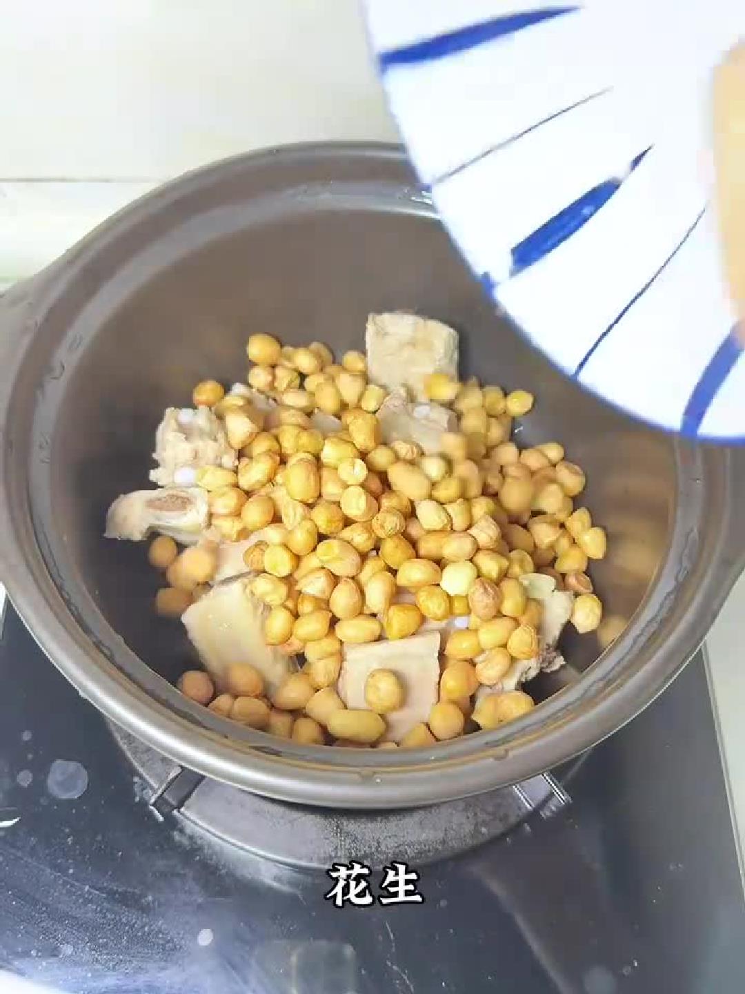 秋日养生必备：三步教你炖出奶白暖胃花生排骨汤