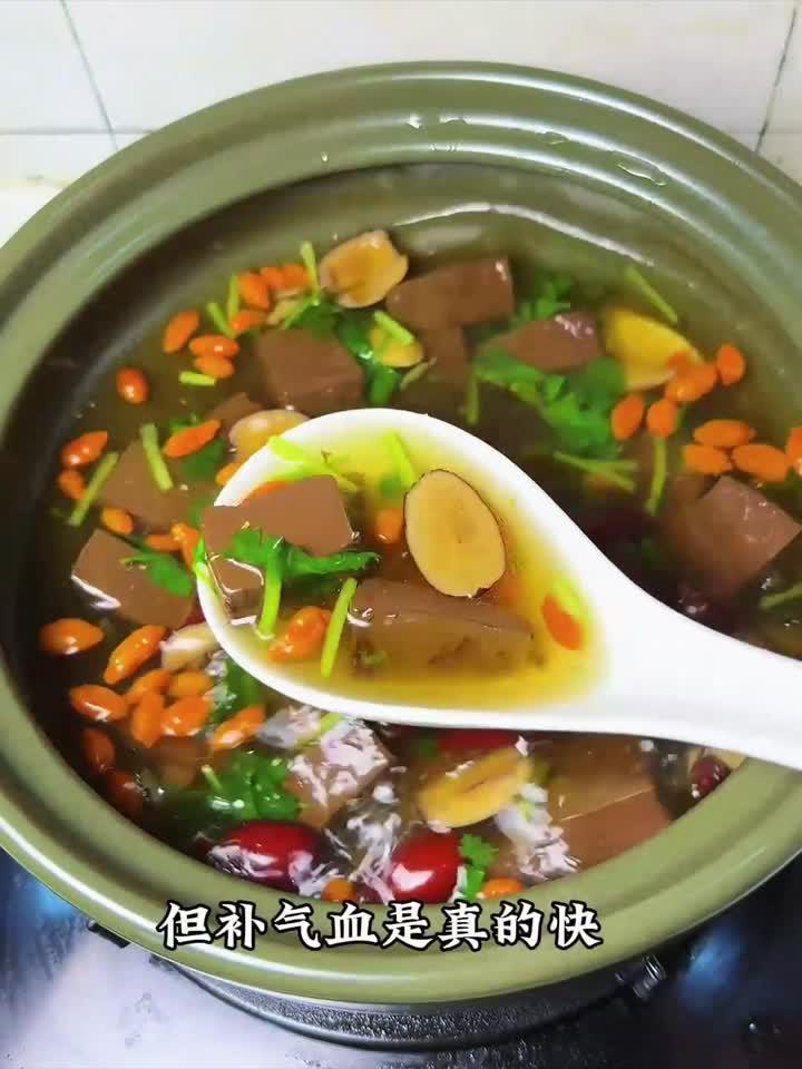 炖鱼头汤的秘诀：奶白汤色与滋补功效