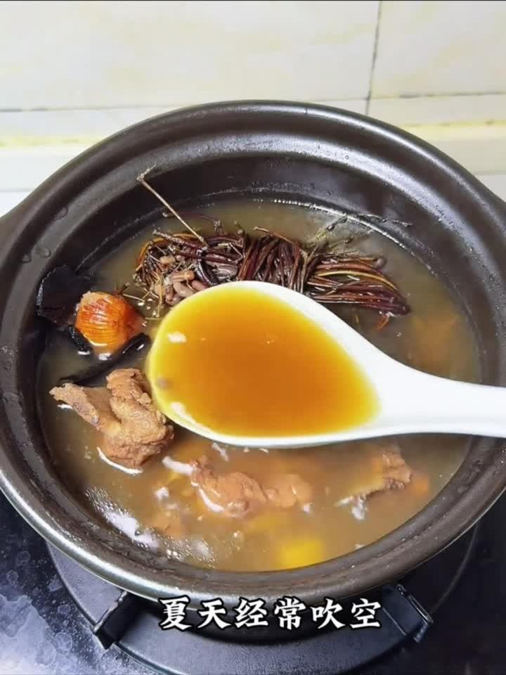 夏日必饮!广东人靠这碗汤养生,秘诀全在鸡骨草