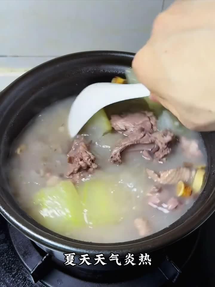 夏日消暑必备:冬瓜薏米老鸭汤,清热祛湿又养生!