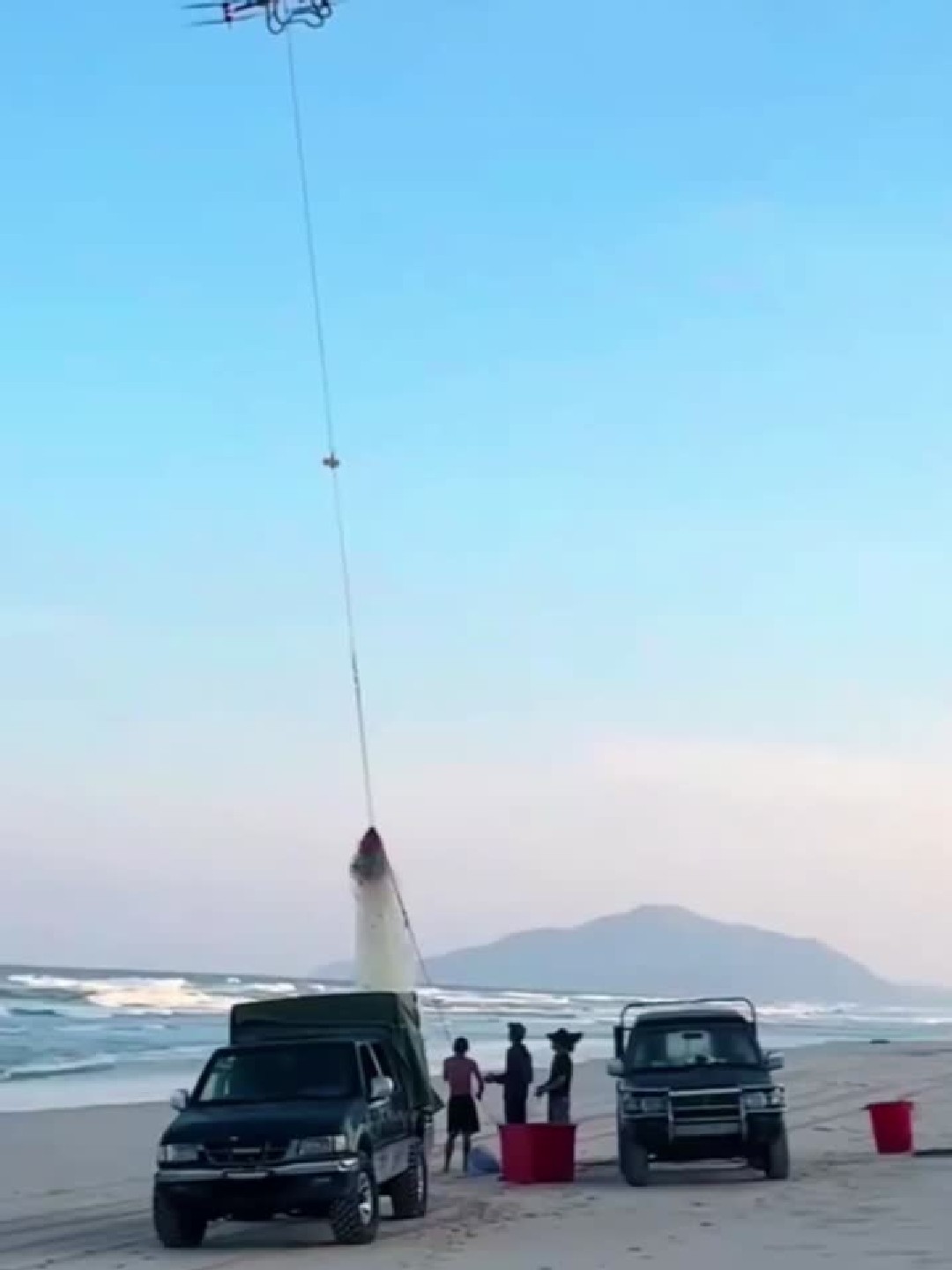 第一次见用无人机撒网捕鱼，你见过吗？