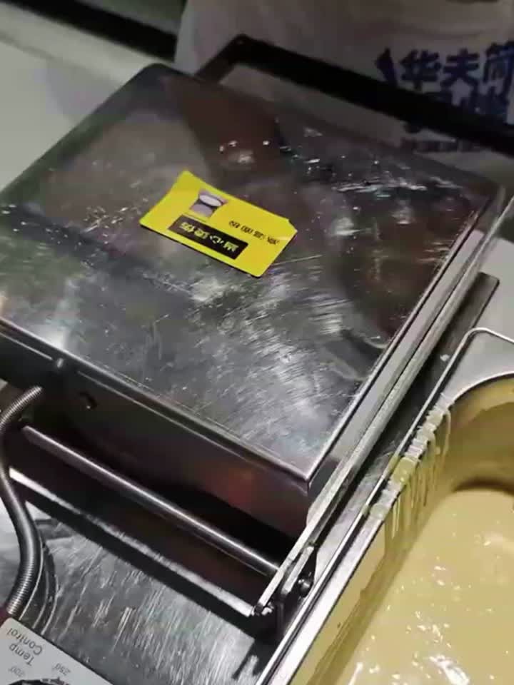 现烤华夫饼冰激凌蛋卷