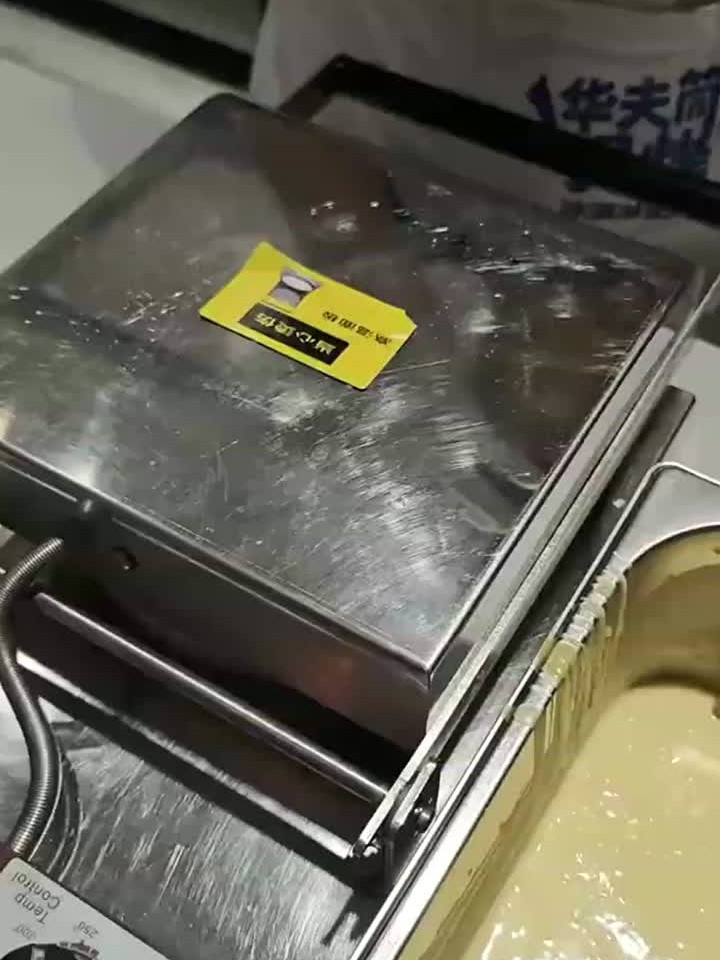 现烤华夫饼冰激凌蛋卷