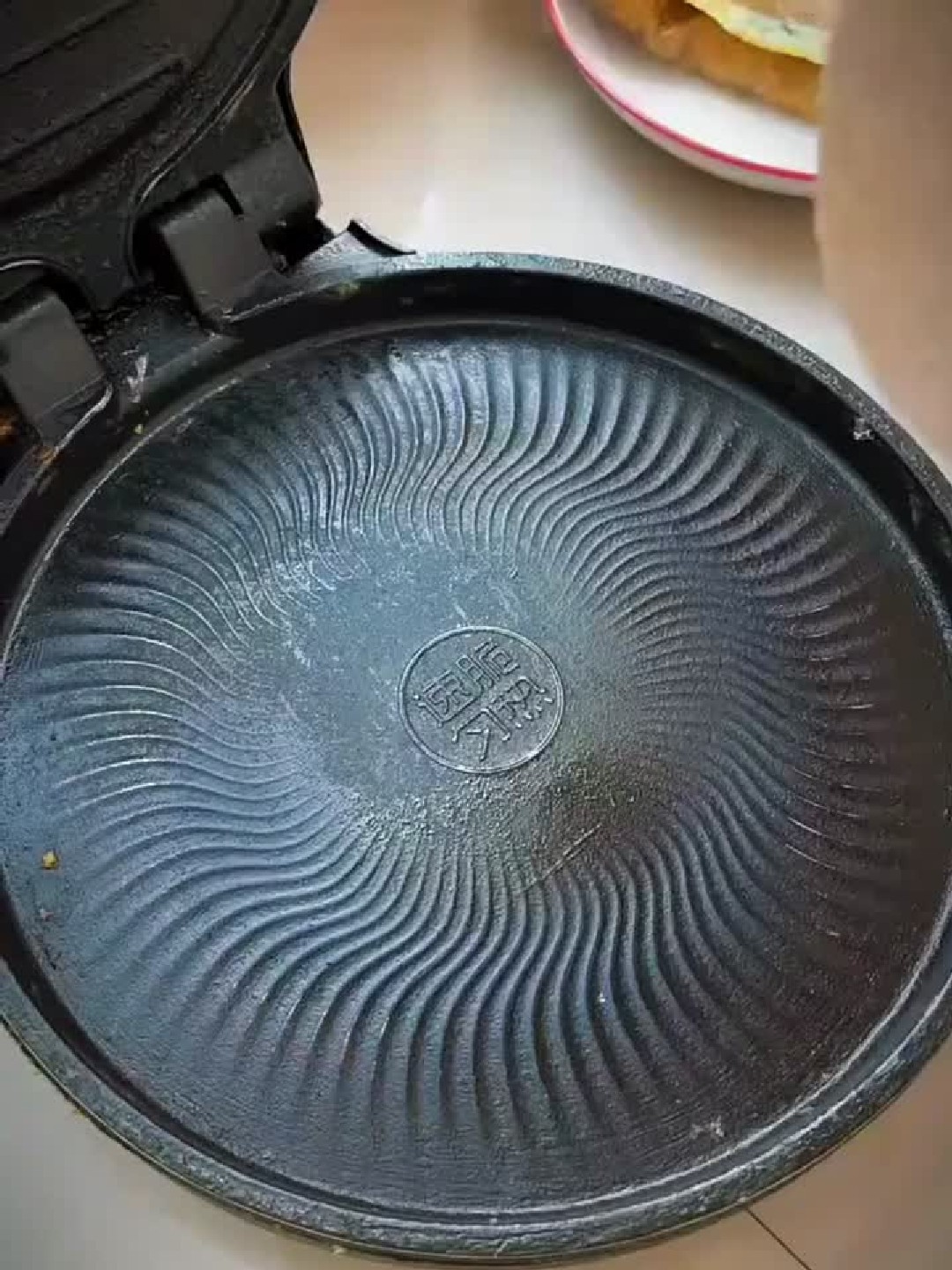 用杂粮小煎饼烙一个鸡蛋饼