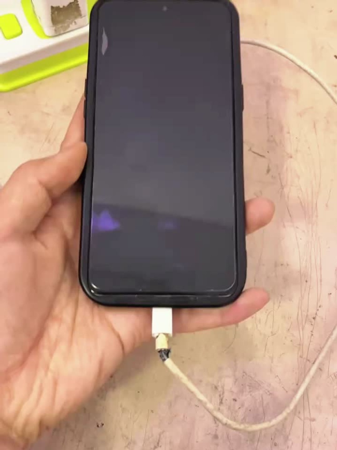 换了个充电器还是充不了电