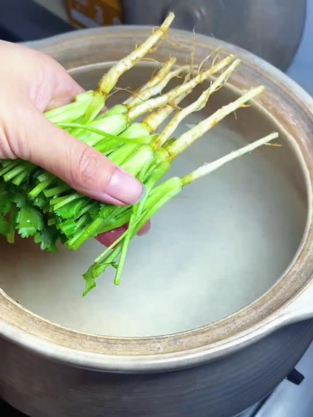 香菜根煮水养生妙用,健康喝出来!