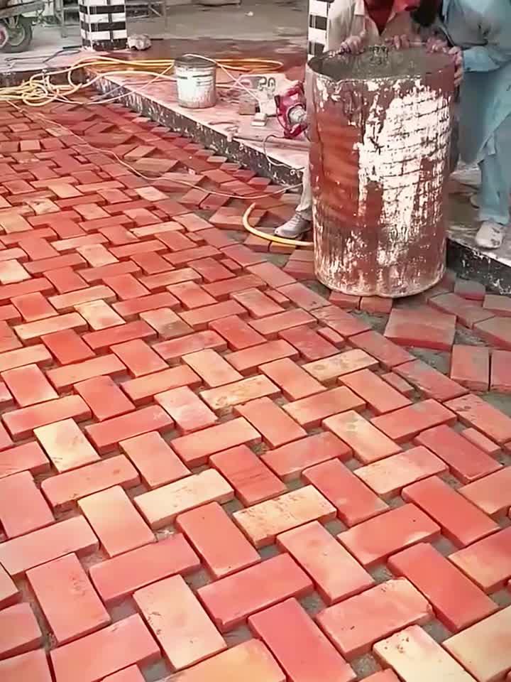 国外瓦工用红砖铺院子,这手艺太牛了,效果很美观