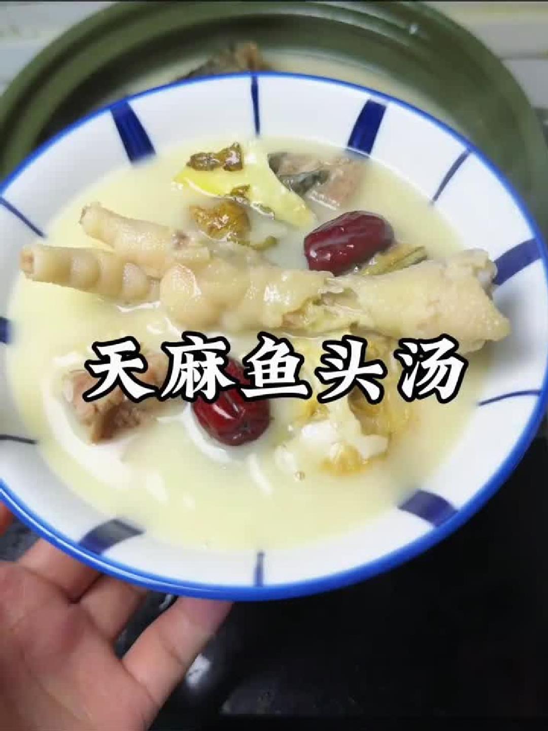 炖鱼头汤时加开水？错！大厨教你正确做法，汤白如奶更鲜美