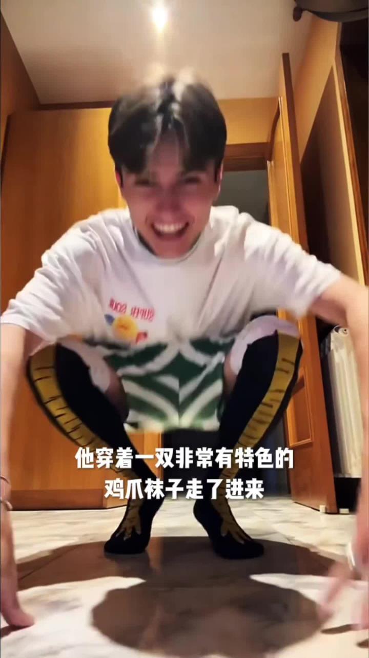妹子穿上有灵魂的鸡爪袜去健身