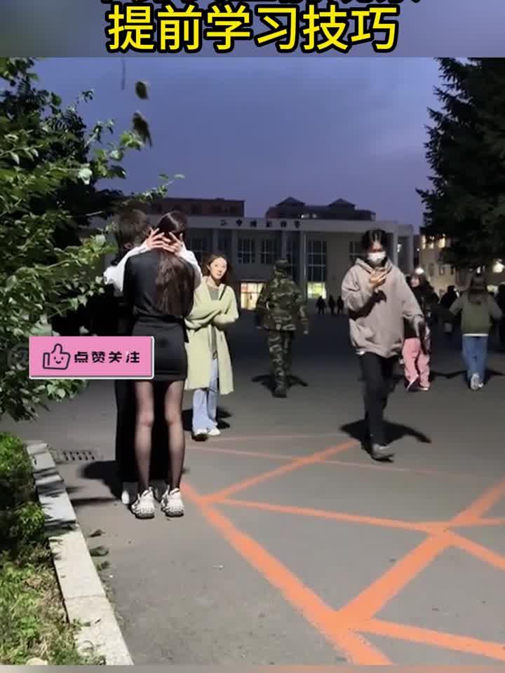 情侣街头亲吻,单身女上前观察,提前学习技巧!