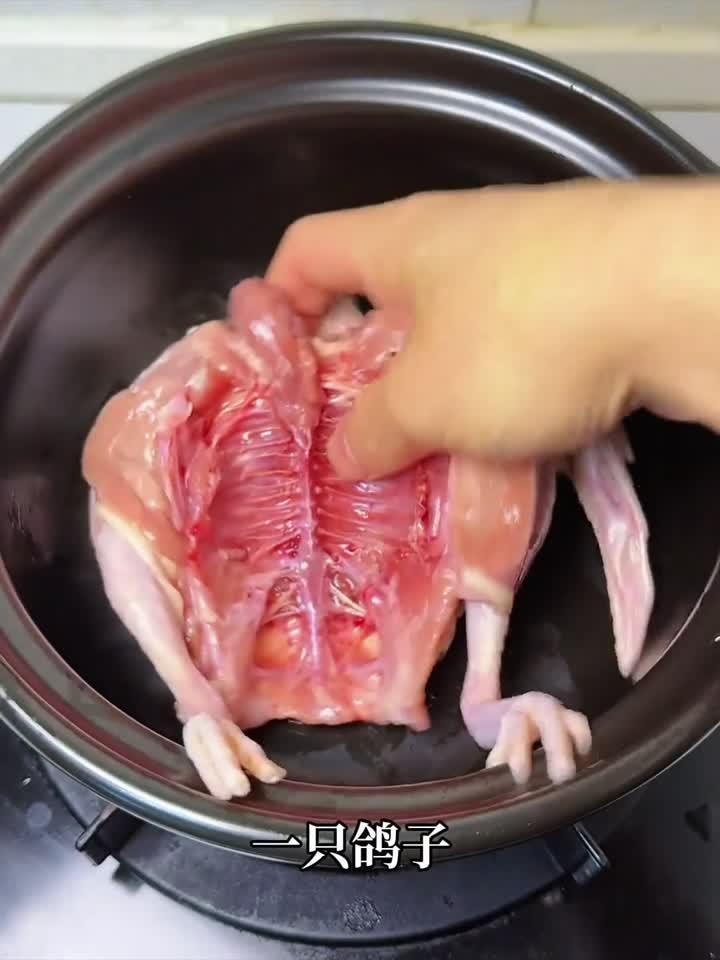 鸽汤一炖气血足，鲜香软烂全家补！