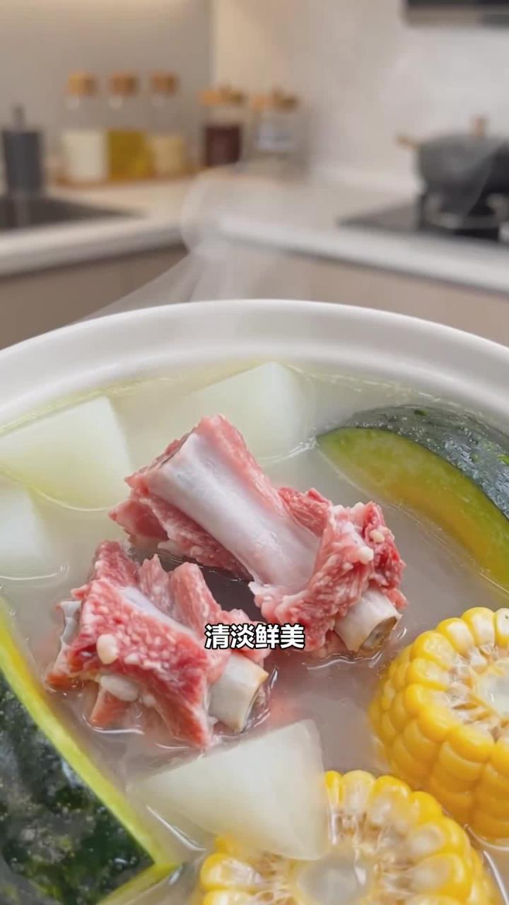 冬瓜搭配玉米排骨汤，清淡解腻口感鲜，秋冬食用身体更舒坦