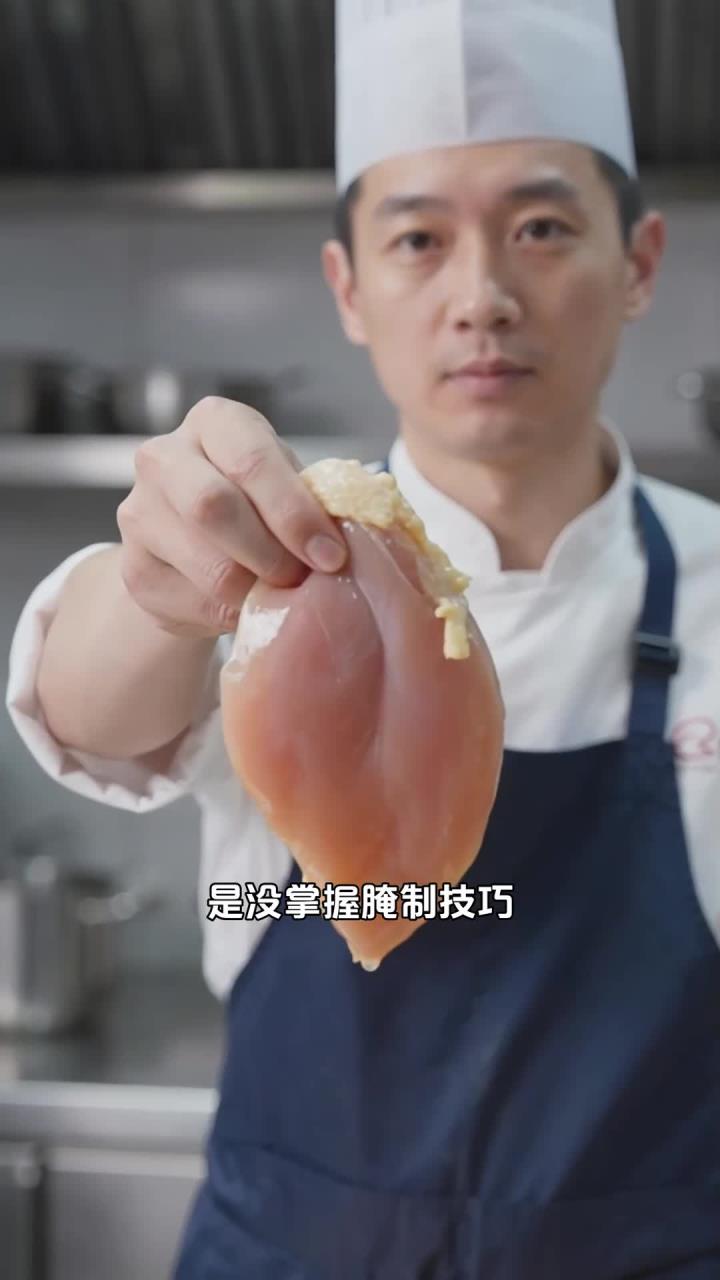鸡胸肉别直接煮,腌制煎烤,鲜嫩不柴