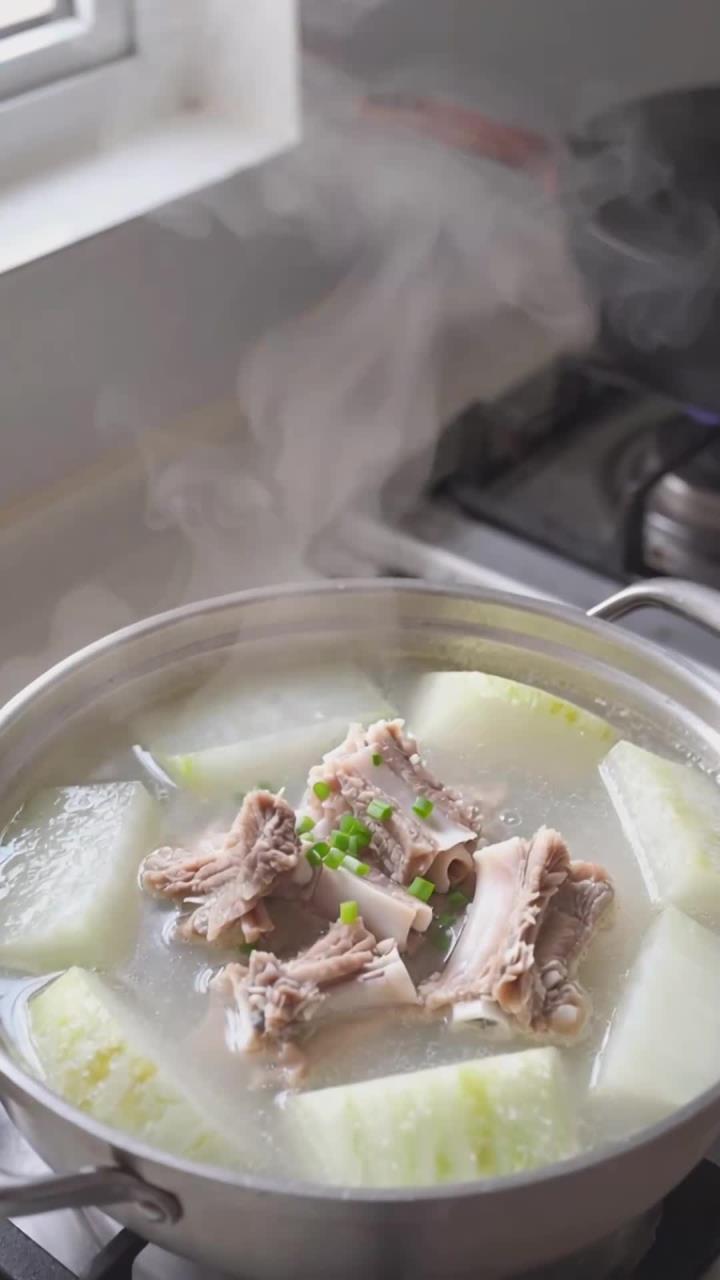 冬瓜搭配排骨炖汤，清热祛湿消水肿，湿气重浮肿喝它好