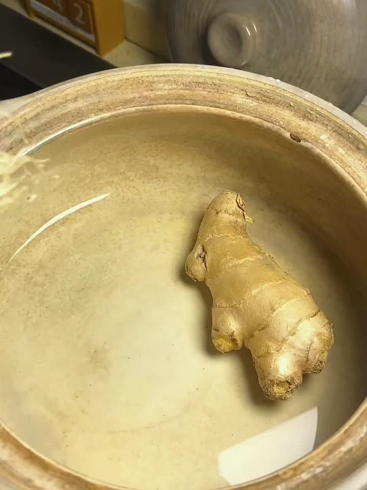 红糖姜葱汤：一碗暖身汤，驱寒养生必备良方！