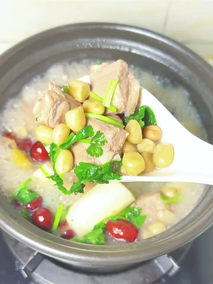 秋日暖身首选:花生排骨汤,三步炖出浓郁奶白汤