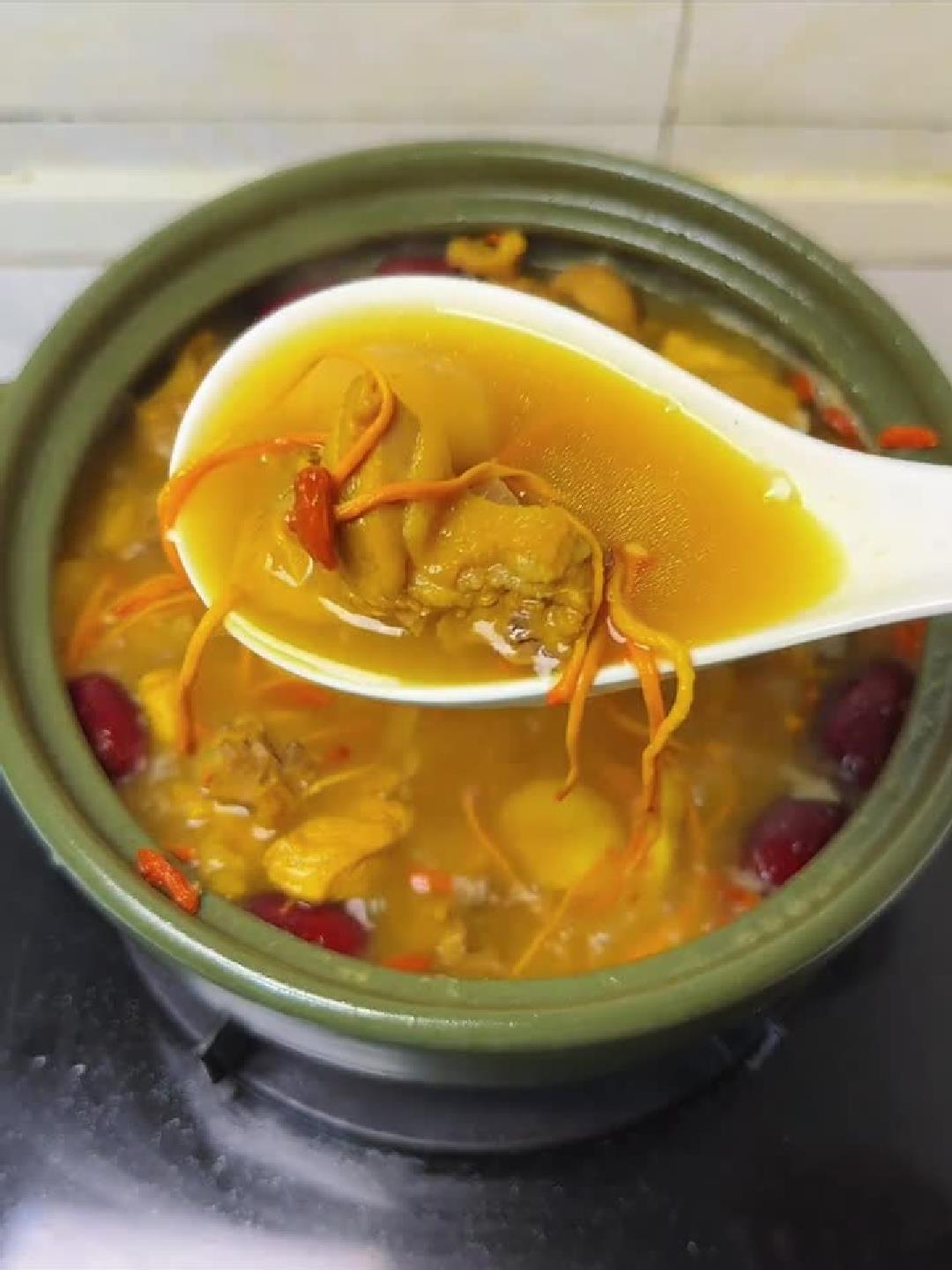 解锁板栗土鸡汤神仙做法!汤鲜味美又滋补!