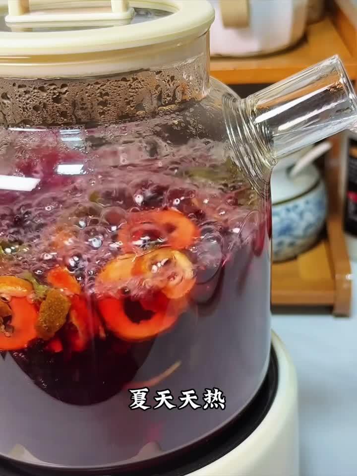 夏日养生必备！自制酸梅汤，酸甜解暑又健康