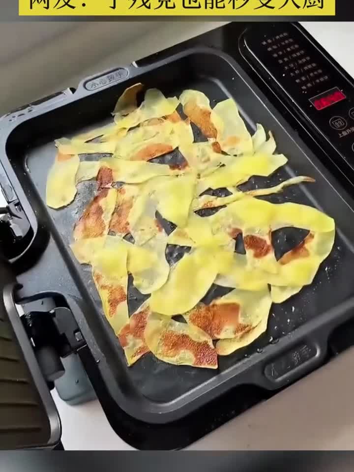 女子用电饼铛做早餐，不得不说真的很方便