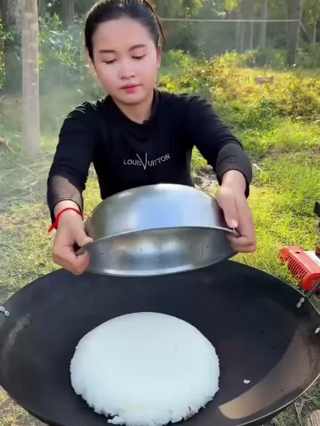 女人做了一锅什锦蛋炒饭,好吃得不得了